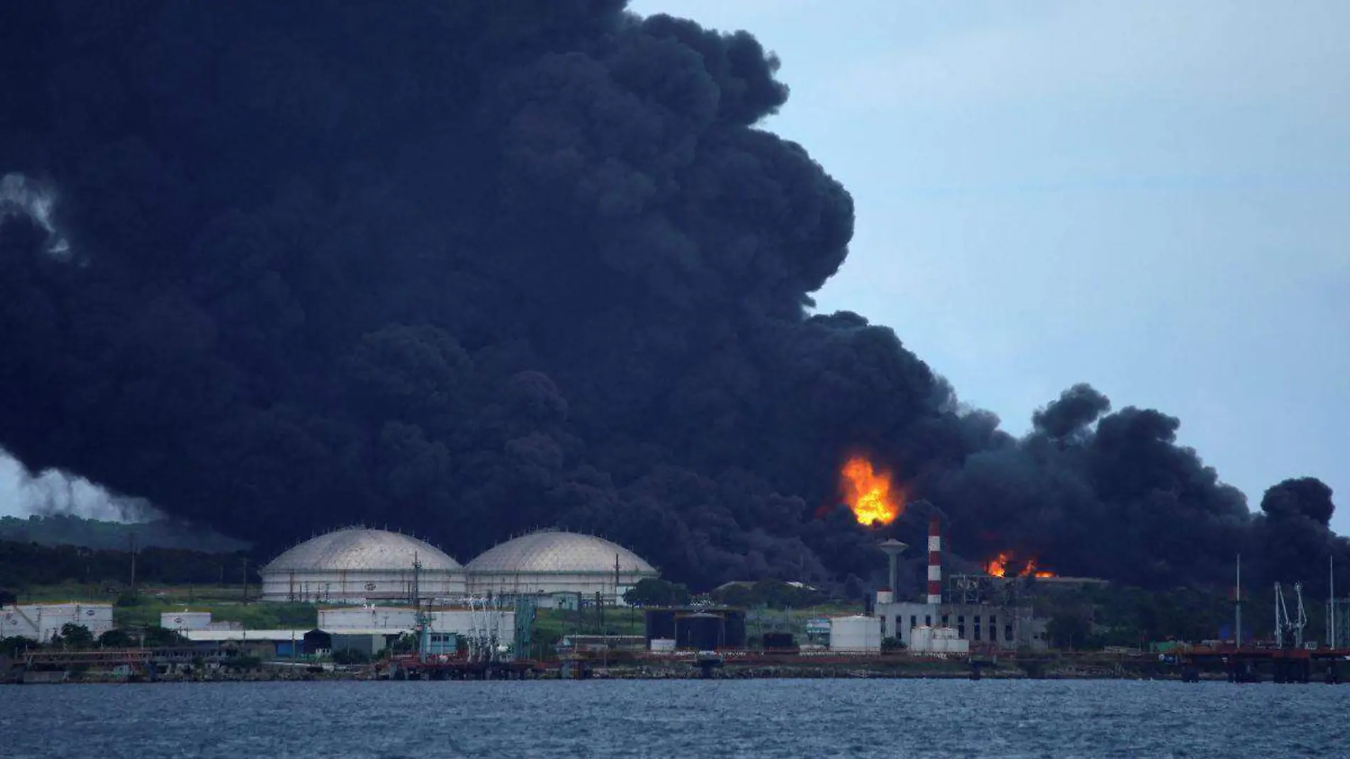 Explosión de tanque de combustible de Cuba ha dejado al menos 49 heridos